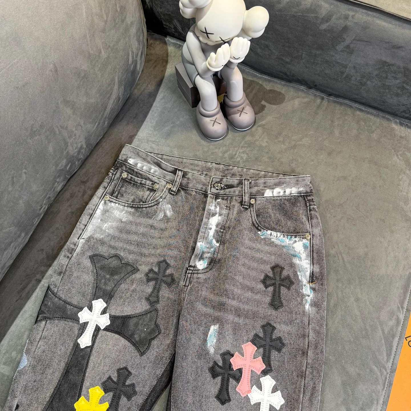 P340 top version GALLERY DEPT & Chrome hearts washed jeans with co-branded blue, yellow, black, white and multi-color stitching. Really restores the ultimate vintage texture. Three-dimensional version. Loose and comfortable, not picky about body shape. Makes taller and slimmer. Factory Seiko. Original factory quality control. Same style for men and women. Can be matched with couples. Versatile recommendation. Must-have jeans for all seasons. Fashionistas have been disappointed. From the quality selection of fabrics, the tailoring of details, and the matching of patterns, they are all impeccable! The upper body is so handsome when worn...it can be easily worn by men, women and children! The craftsmanship is made of heavy-duty washed pure cotton denim fabric. After washing, it is soft and thick and looks very stylish when worn. Color: black Size: 28 30 32 34 36